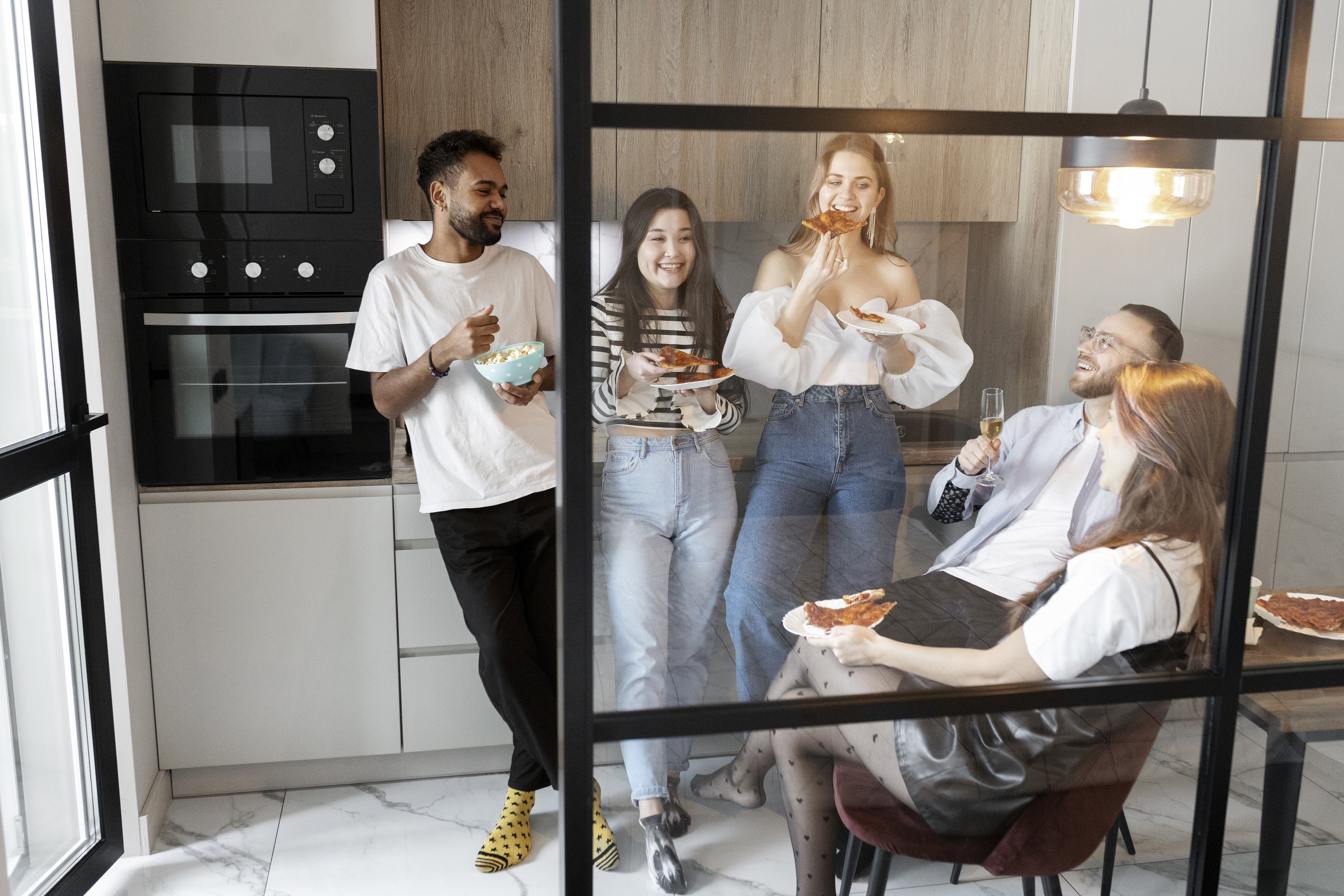 Colocataires partageant un repas