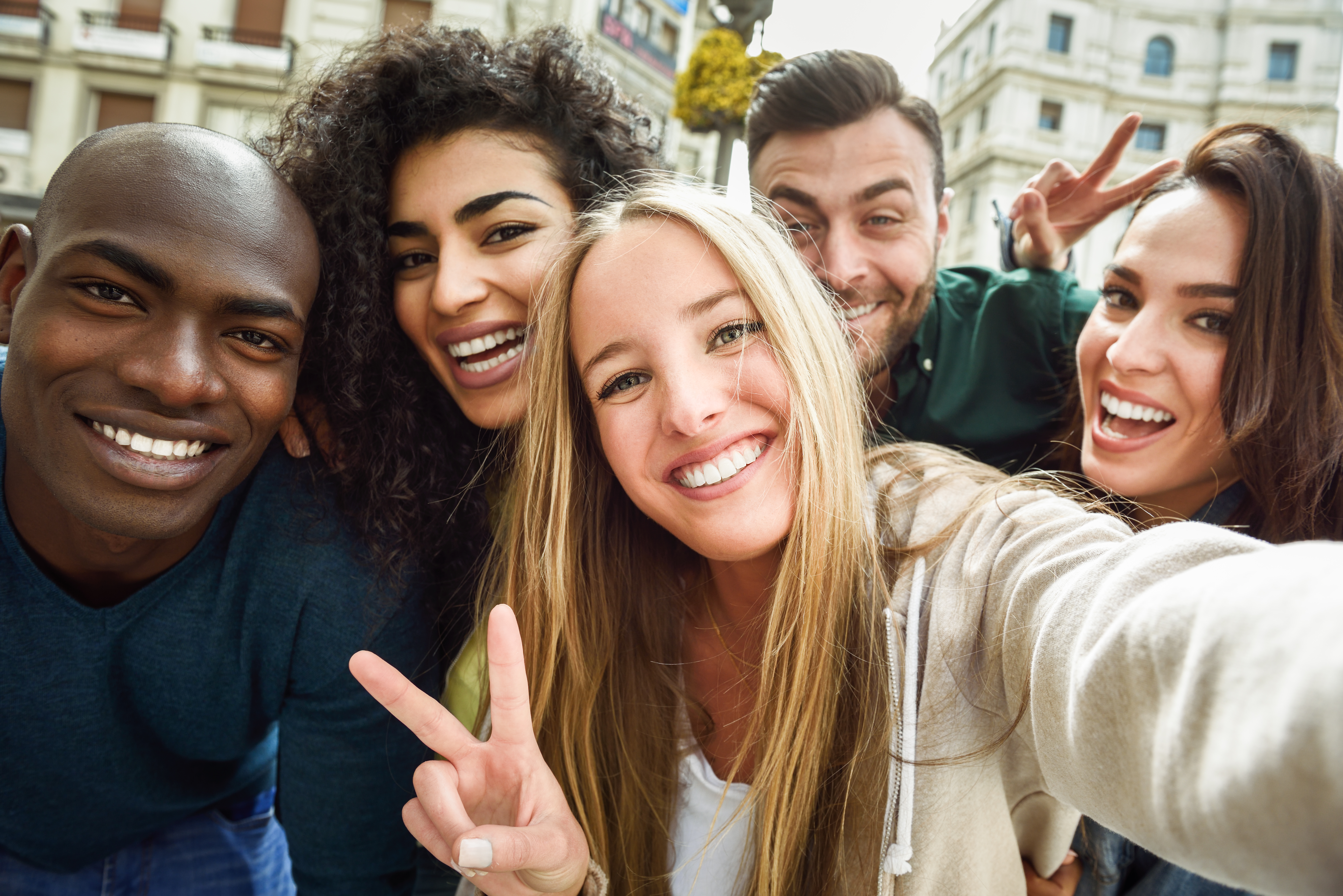 Groupe de jeunes colocataires multiculturel